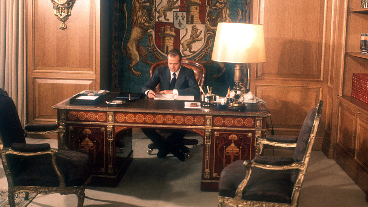 El Rey Juan Carlos en su despacho del Palacio de La Zarzuela. (Foto: EFE)