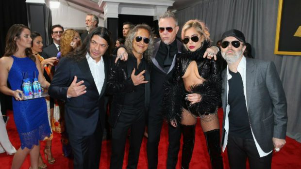 Los integrantes de la banda Metallica, junto a Lady Gaga en la pasada edición de los premios Grammy.