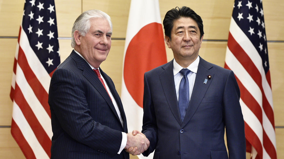 Rex Tillerson con Shinzo Abe. (Foto: AFP)