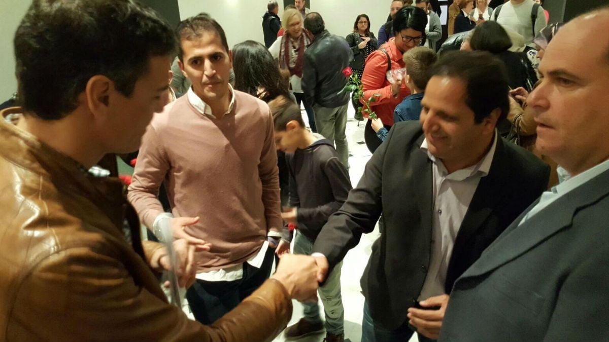 Pedro Sánchez saludando a miembros de Coalición por Melilla. (Foto: Twitter)