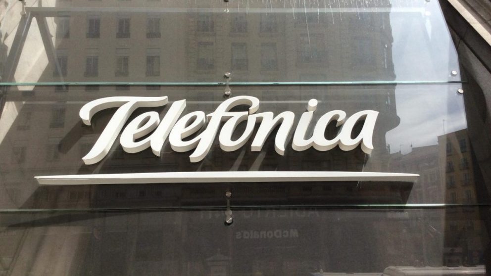 Letrero de Telefónica en la puerta de una de sus sedes.