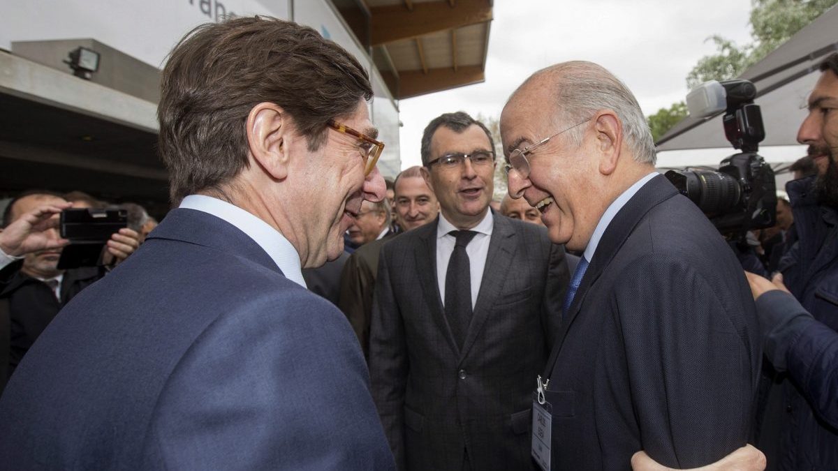 José Ignacio Goirigolzarri, presidente de Bankia, saluda a Carlos Egea, presidente de BMN.