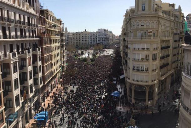 Fallas 2017, balcones cerca mascletá Ayuntamiento (Foto: Twitter)