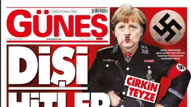 La portada del periódico turco 'Gunes' con la canciller Angela Merkel caracterizada como Hitler.