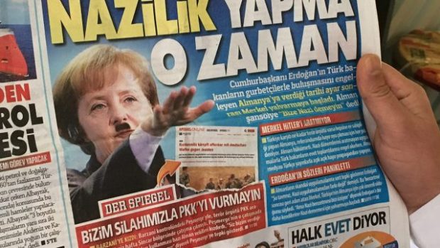 Portada del periódico turco 'Gunes' con la primera aparición de la canciller alemana Angela Merkel caracterizada como  Adolf Hitler