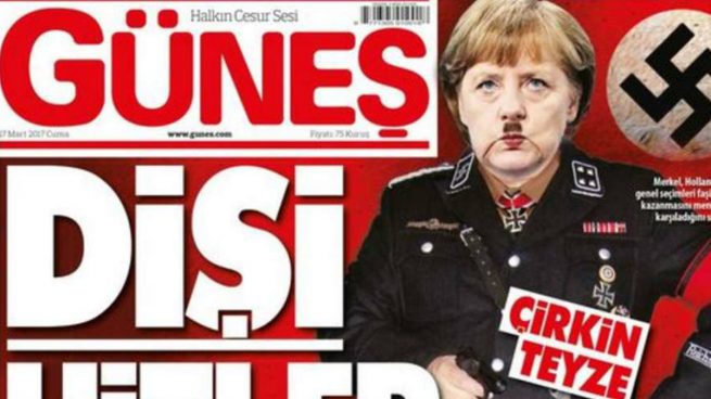 La portada del periódico turco 'Gunes' con la canciller Angela Merkel caracterizada como Hitler.