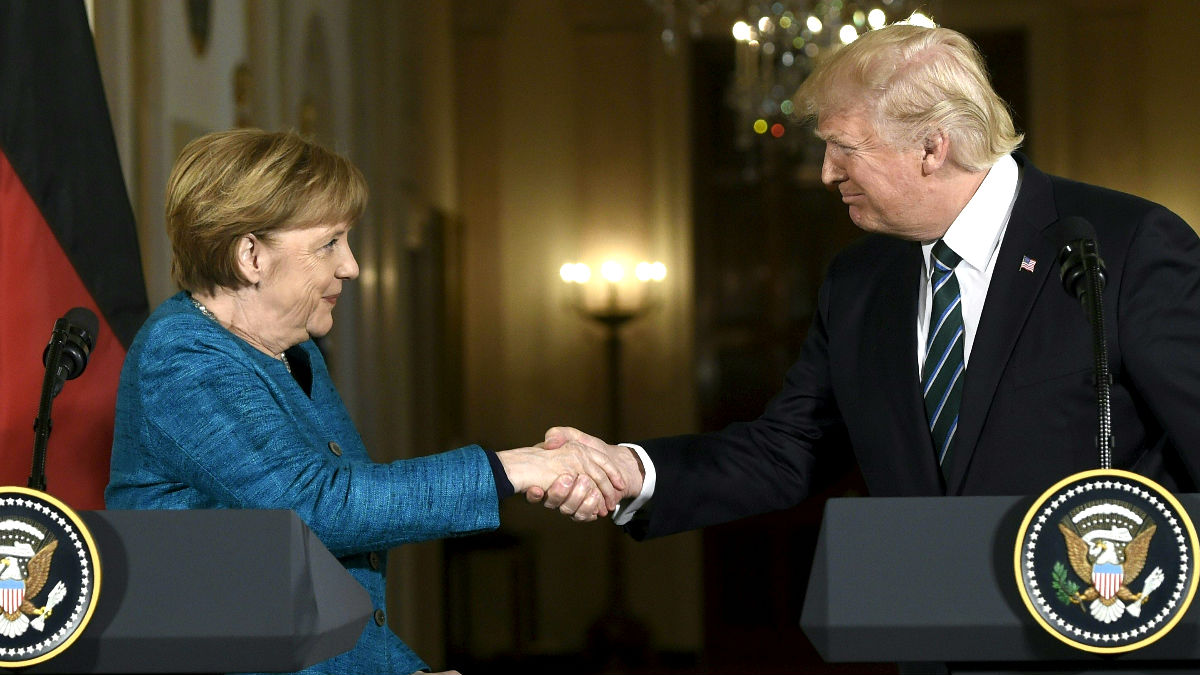 Merkel y Trump se saludan el pasado marzo en la Casa Blanca. (Foto: AFP)