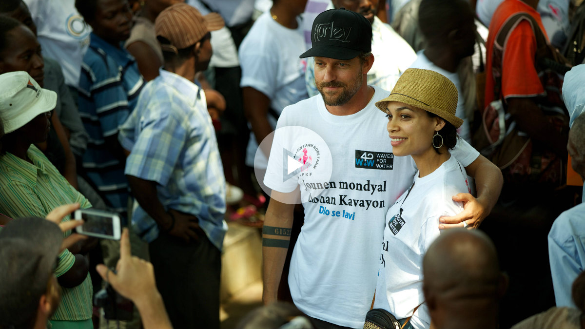 El surfista-humanitario Jon Rose junto a la actriz Rosario Dawson. Foto: Red Bull TV