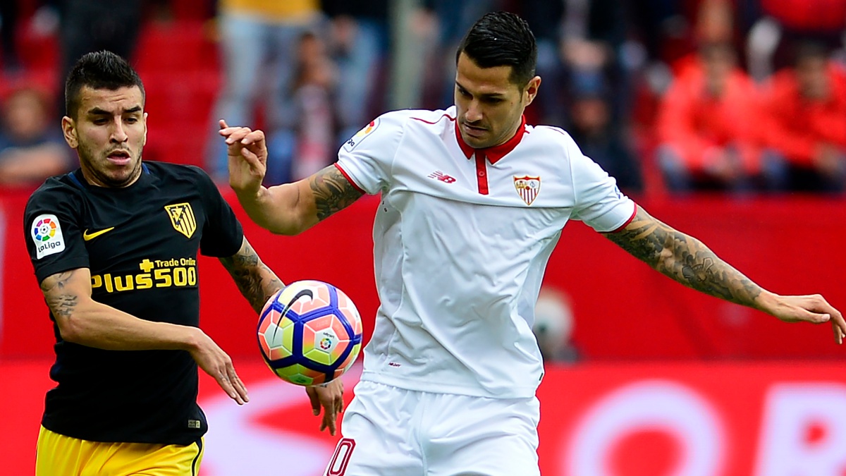Correa y Vitolo pelean un balón durante el Sevilla – Atlético