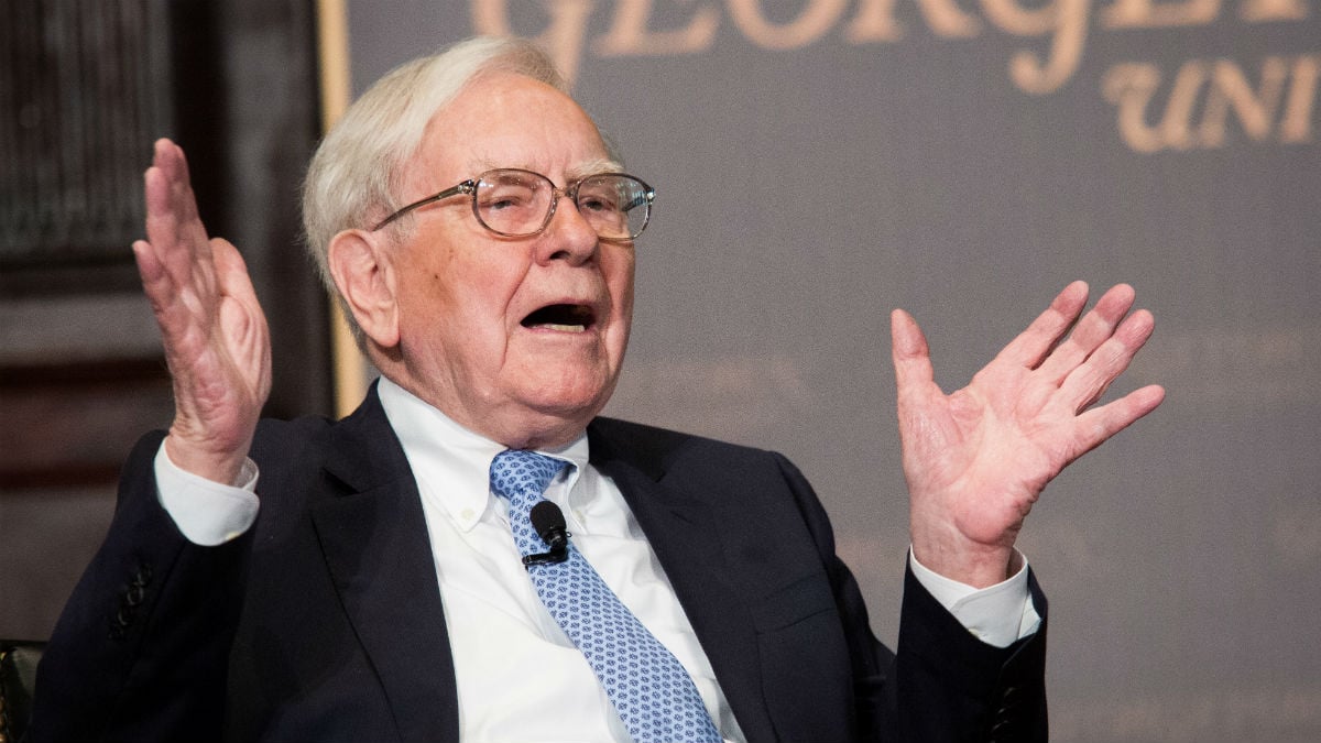 Ni en un 5 estrellas ni a domicilio: el local en el que el millonario Warren Buffett se para todos los días