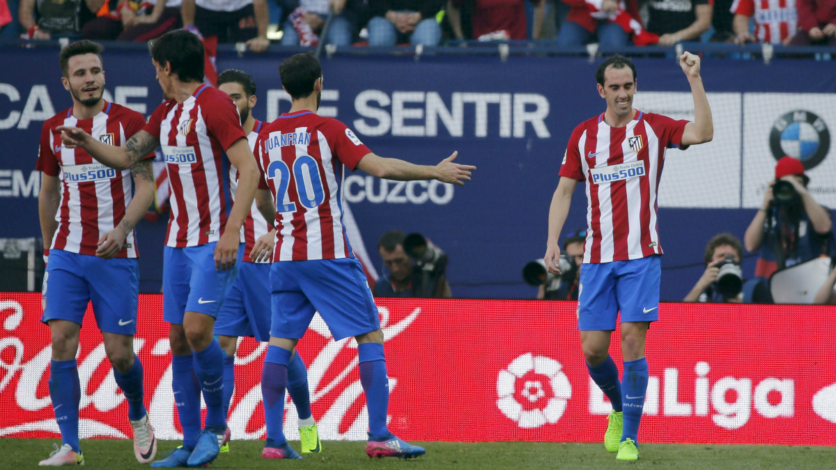 Godin celebra el gol del Atlético junto a sus compañeros. (EFE)