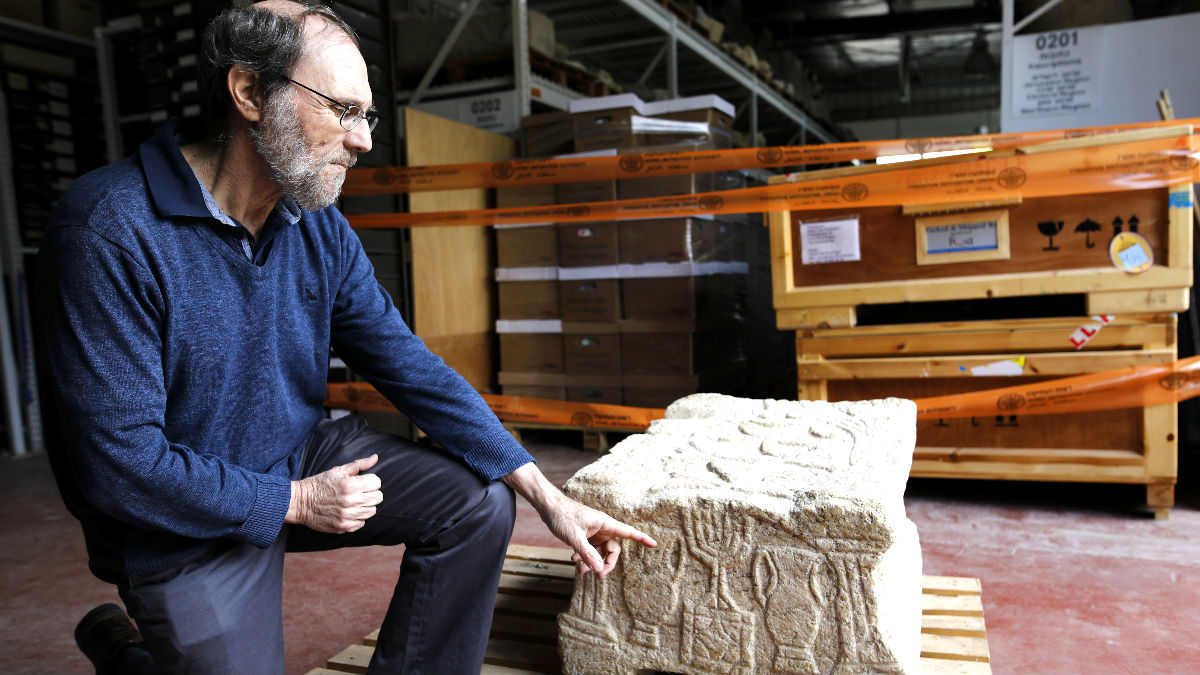 El profesor Gideon Avni muestra los restos arqueológicos (Foto: AFP).