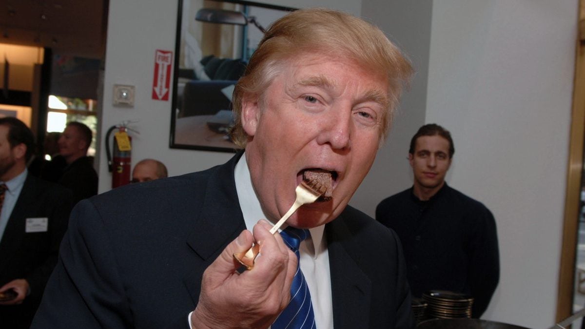 El presidente de Estados Unidos, Donald Trump, comiendo.