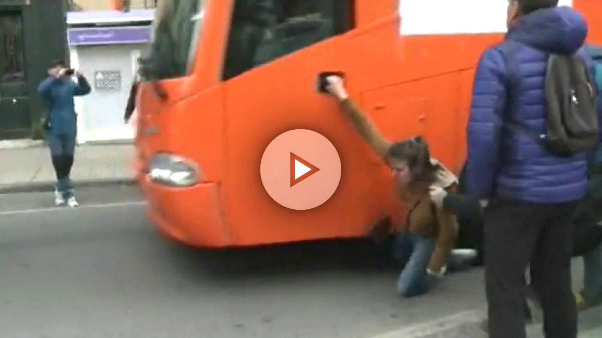 Una joven herida en un pie al tratar de evitar la entrada en Pamplona del autobús de Hazte Oír.