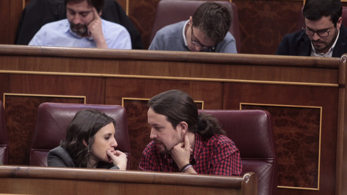 Pablo Iglesias e Irene Montero conversando en el Congreso (Foto: Francisco Toledo)