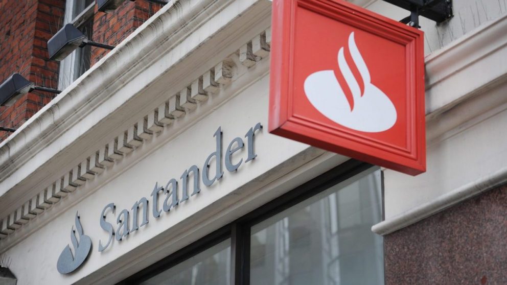 Fachada de una sucursal de Banco Santander.