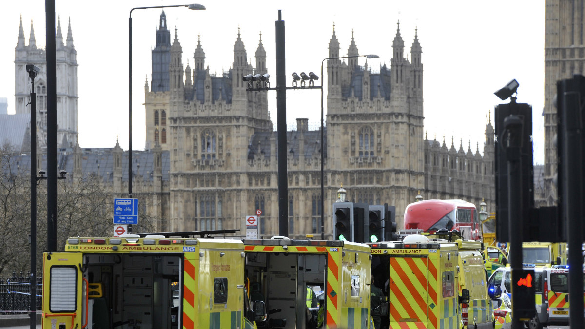 Varias ambulancias frente al parlamento británico tras el atentado terrorista de Londres (Foto:AFP)