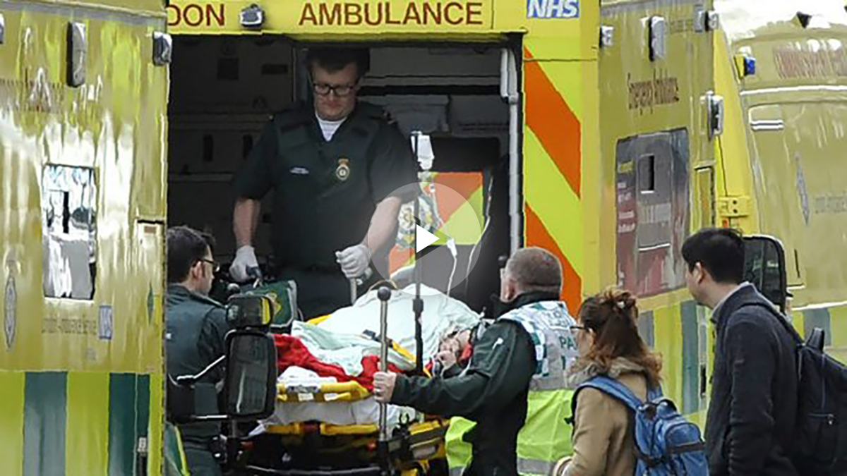Uno de los heridos del ataque terrorista en Londres es trasladado en ambulancia (Foto:AFP)