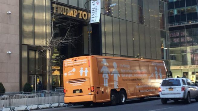 El autobús de Hazte Oír llega a Nueva York y se planta en la sede de la ONU y en la Torre Trump
