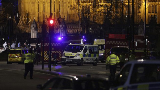 Policía en torno a la abadía de Westminster en Londres (Foto: AFP)