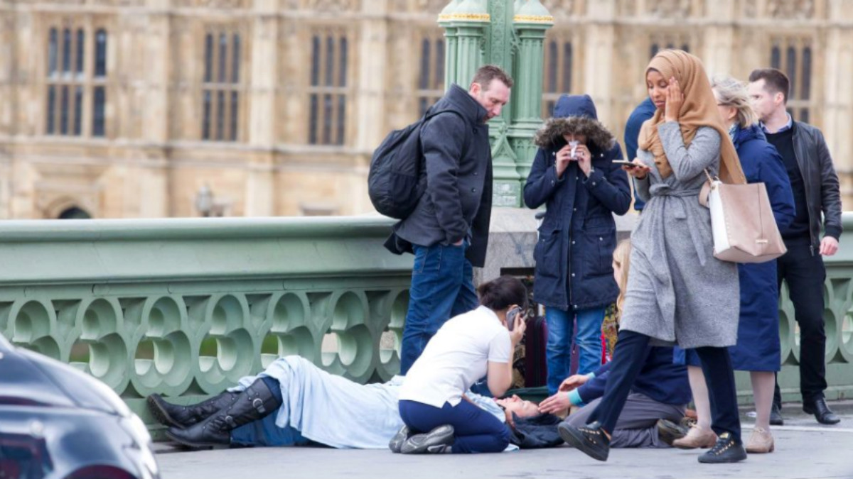 La polémica imagen de la mujer musulmana caminando sobre el puente de Westminster junto a un herido.