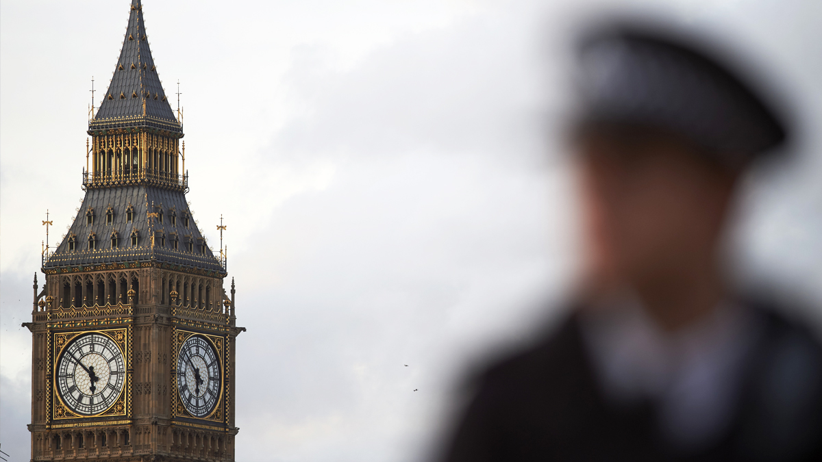 Un Policía de Londres con el Big Ben a sus espaldas. (Foto: AFP)