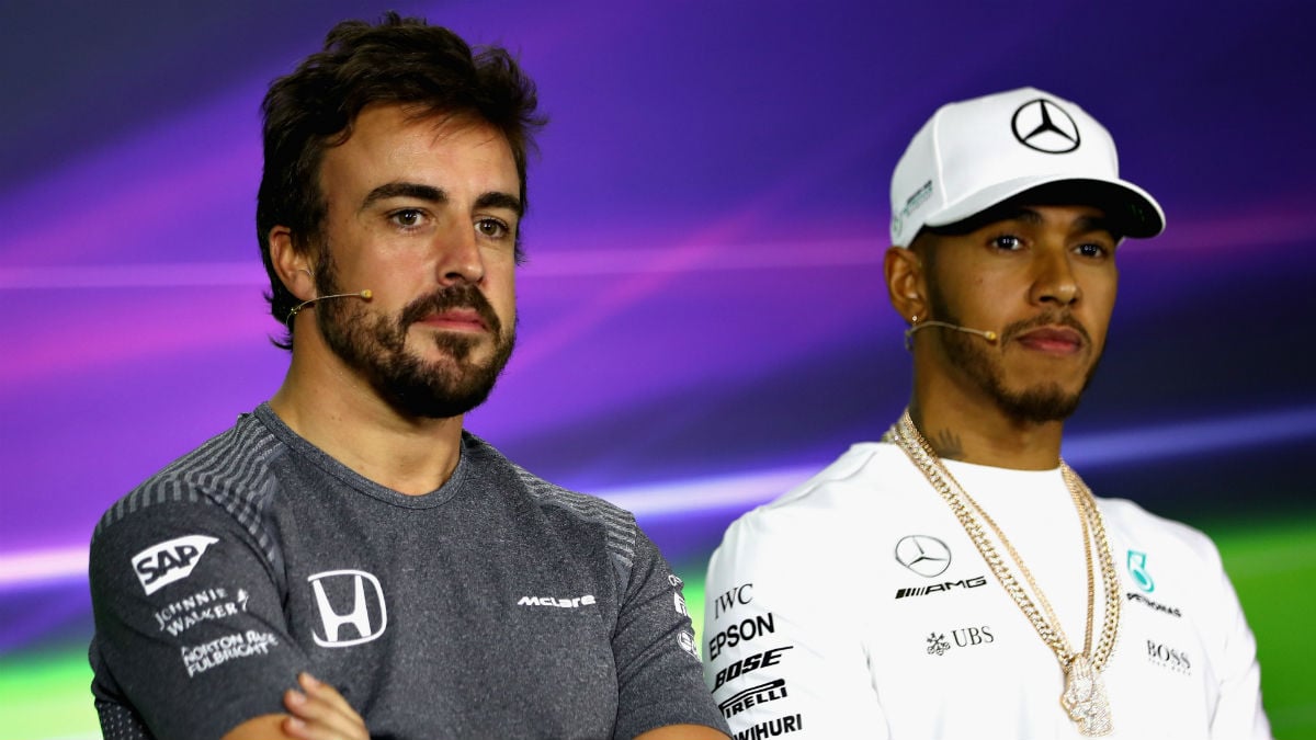 Fernando Alonso, en rueda de prensa junto a Hamilton. (AFP)