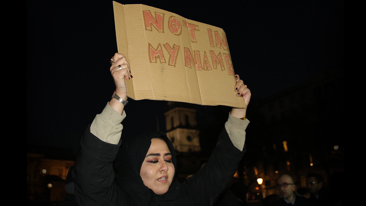 Una mujer musulmana llora en la vigilia de rafalgar Square con un cartel que reza: «No en mi nombre». (Fotos: Raquel Tejero)