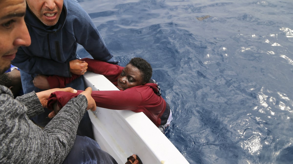 Pescadores libios rescatan a varios inmigrantes  (Foto:AFP)