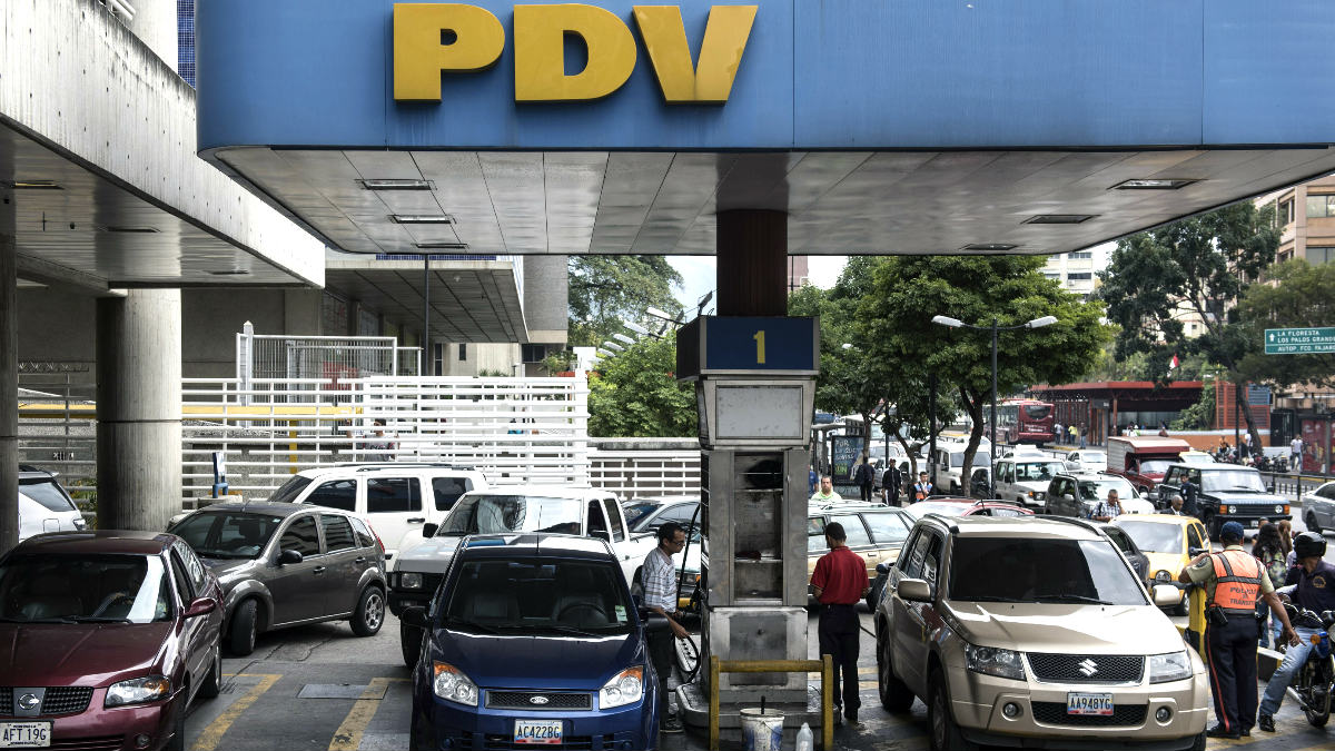 Colas en una gasolinera de Caracas (Foto: AFP).