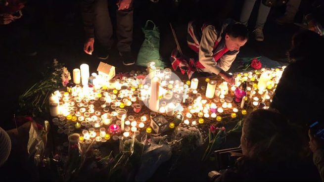 Londres rinde homenaje a sus víctimas con una vigilia en Trafalgar Square