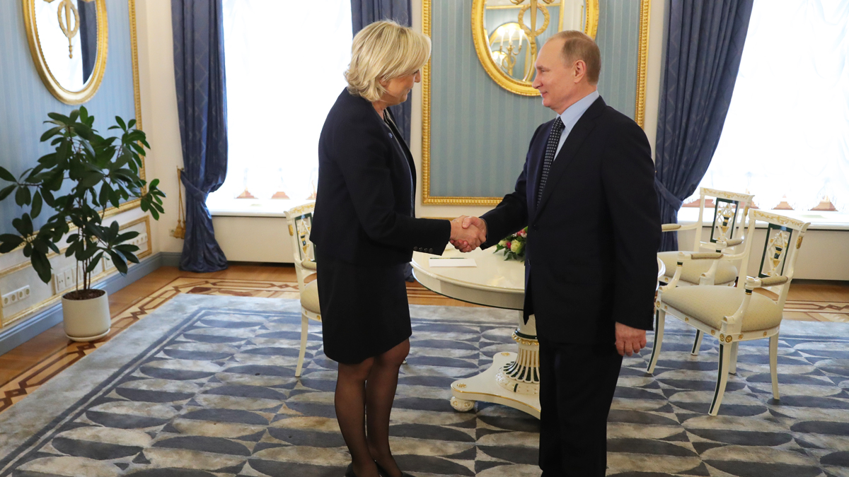 Vladimir Putin y Marine Le Pen. (Foto: AFP)