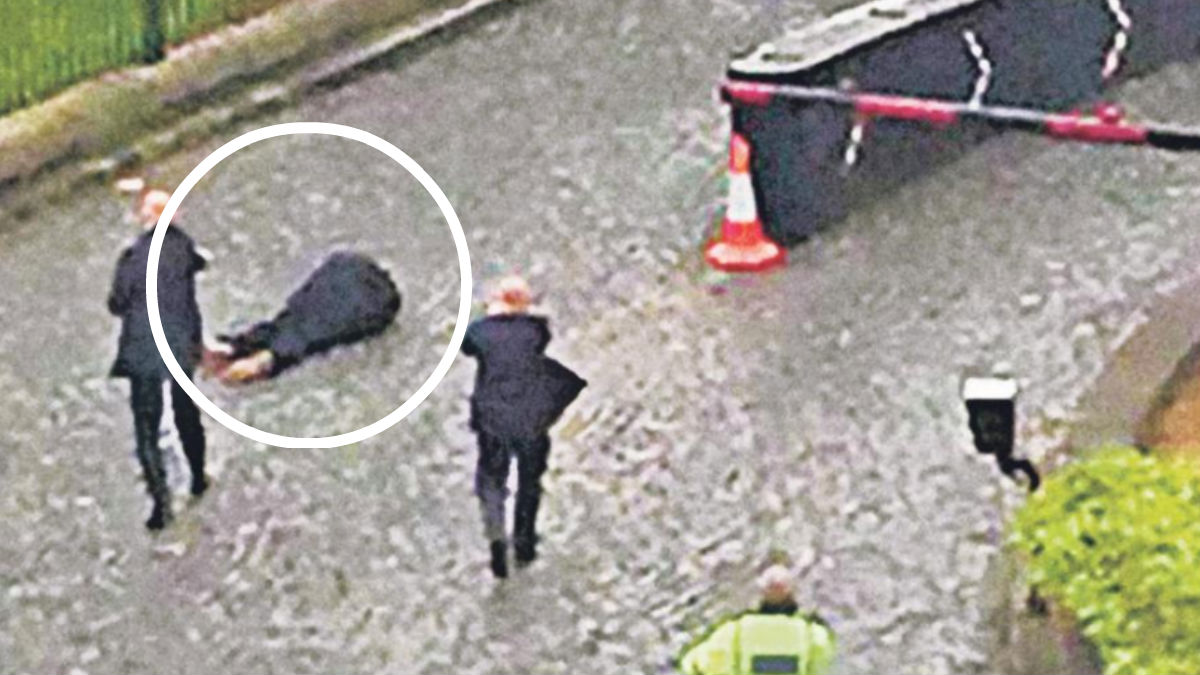 Khalid Masood en el suelo segundos después de ser abatido por un agente de policía británico. Foto: The Sun