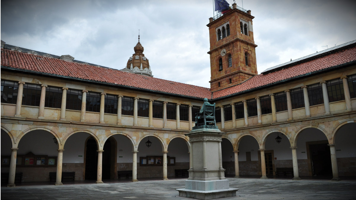 Patio del edificio histórico de la Universidad de Oviedo.