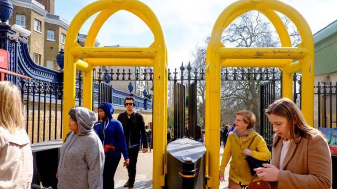 El palacio de Buckingham refuerza su seguridad con la instalación de grandes bolardos alrededor