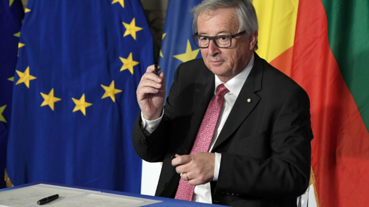 Jean-Claude Juncker firma la declaración de Roma junto con el resto de los 27 líderes de la Unión Europea en Roma. Foto: AFP