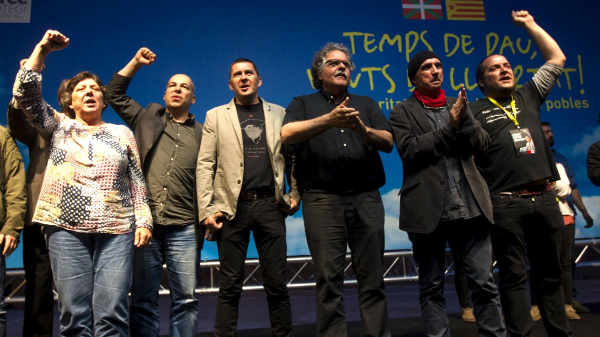 Arnaldo Otegi, en el acto celebrado en la antigua fábrica Fabra i Coats junto a  Gabriela Serra (CUP), Joan Tardà (ERC), Lluís Llach y David Fernández (CUP). (Foto: EFE)