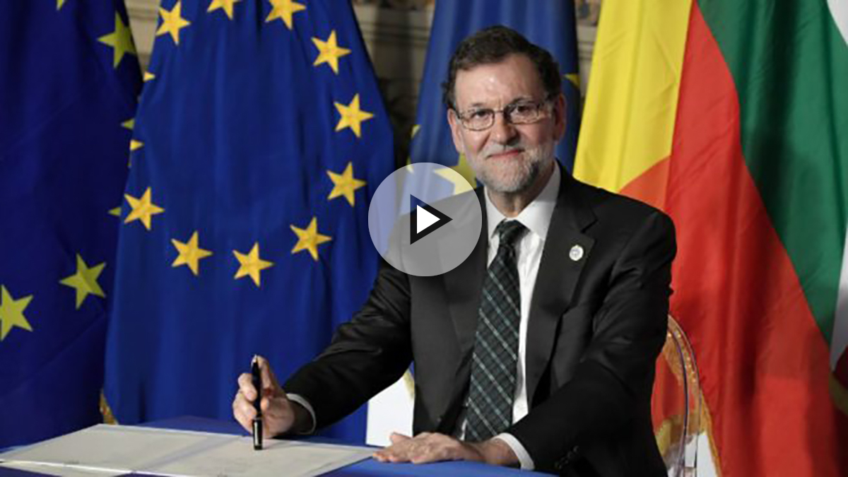 Mariano Rajoy firmando la nueva Declaración de Roma en el 60 aniversario de la UE. Foto: AFP