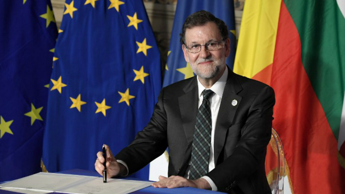 Mariano Rajoy firmando la nueva Declaración de Roma en el 60 aniversario de la UE. Foto: AFP