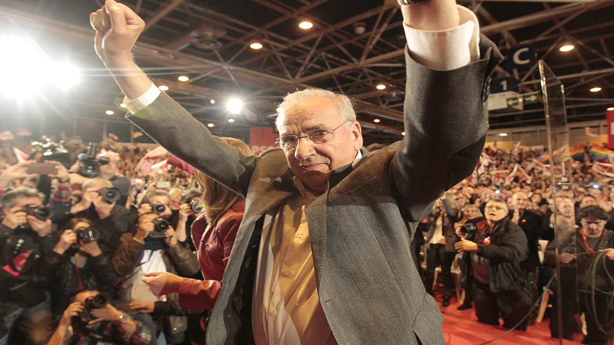 Alfonso Guerra ovacionado en el acto de apoyo a la candidatura de Susana Díaz. (Foto: Francisco Toledo / OKDIARIO)