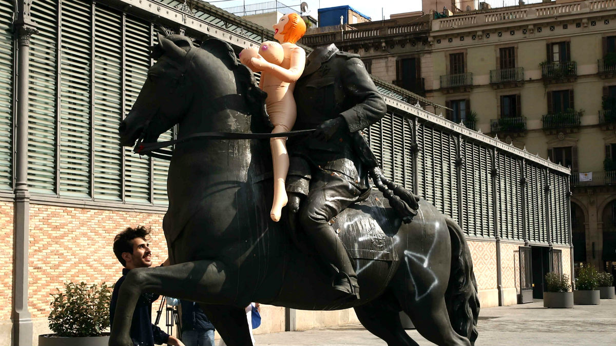 Colocan una muñeca hinchable en la estatua decapitada de Franco, en la última exposición organizada por Ricard Vinyes (Foto: EFE).