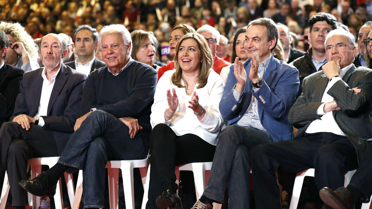 Susana Diaz arropada por Rubalcaba, González y Zapatero (Foto: Efe).