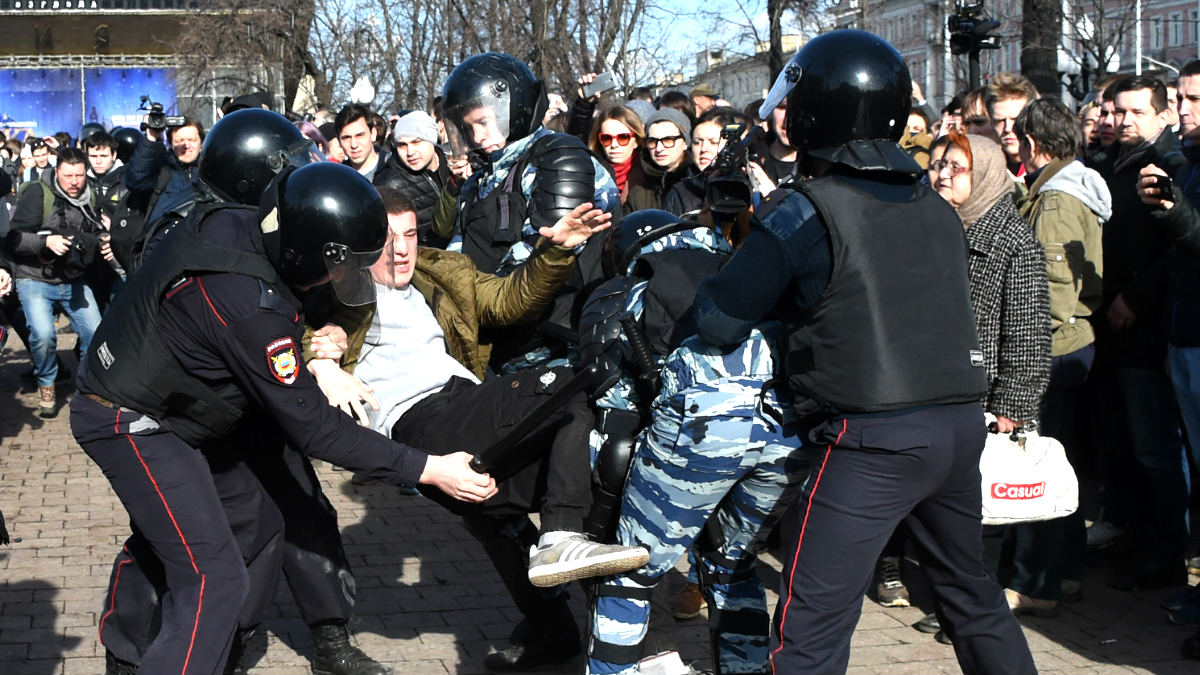 La policía detiene a un hombre durante la protesta (Foto: AFP).