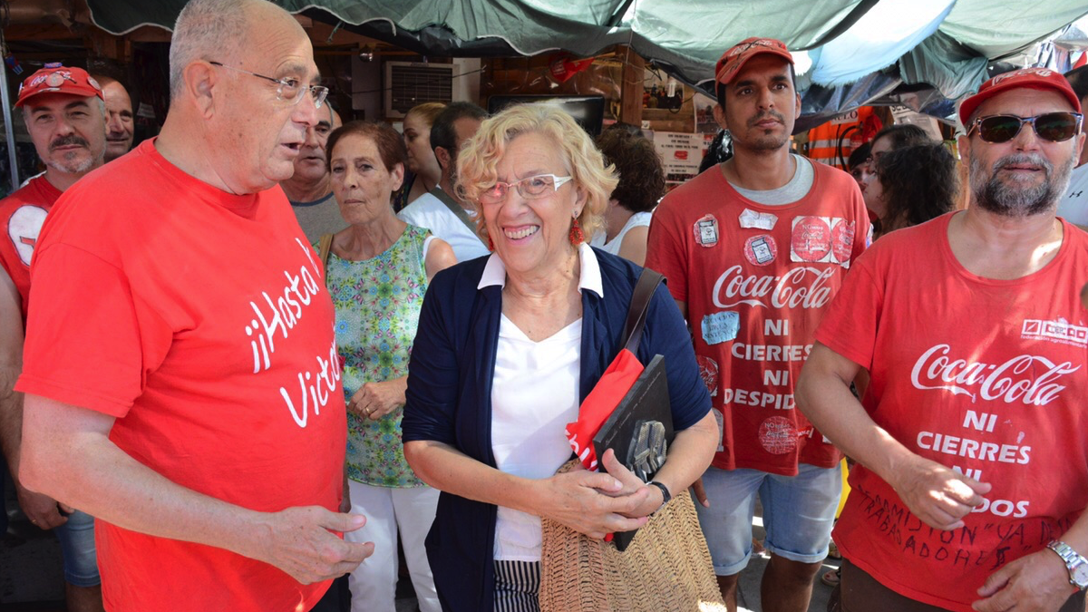 La alcaldesa Manuela Carmena visitando en 2015 el ‘Campamento Coca-Cola’. (Foto: AM)