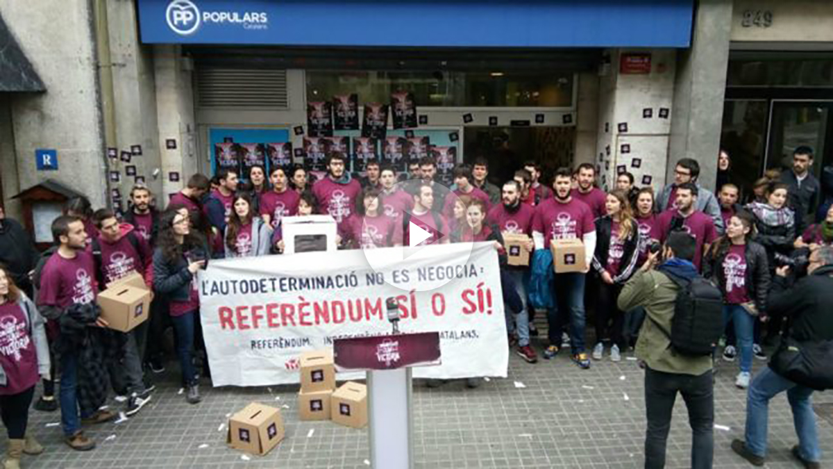 Las juventudes de la CUP, ante la sede del PP de Barcelona.