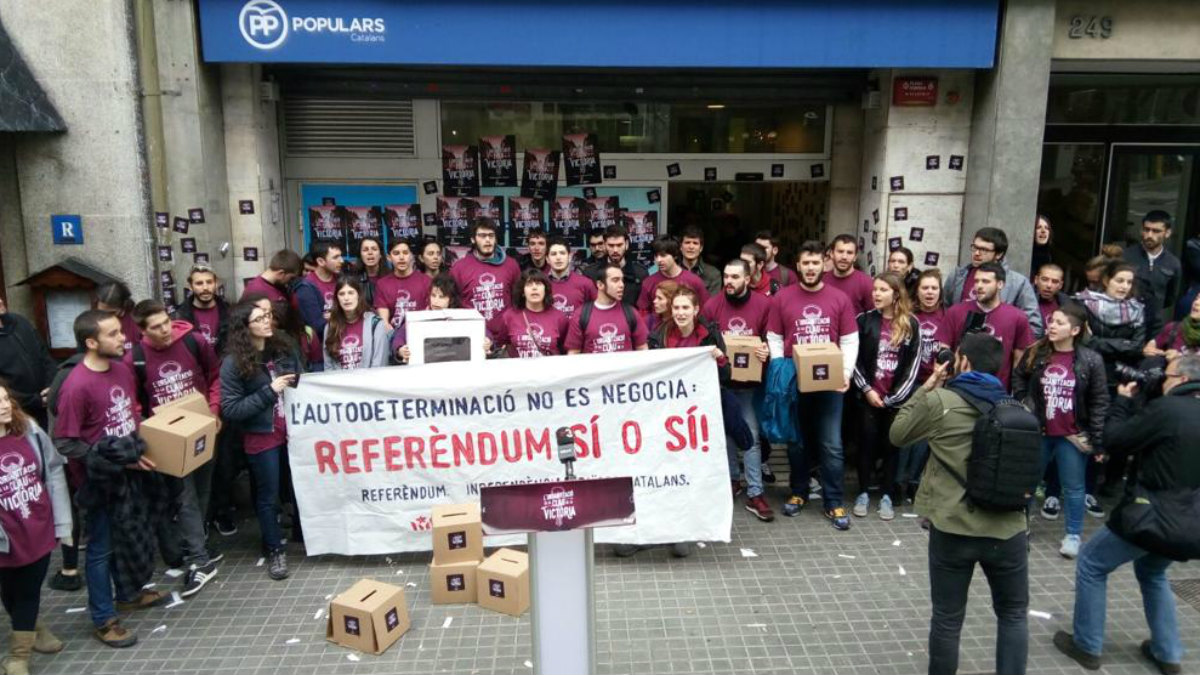 Las juventudes de la CUP, ante la sede del PP de Barcelona.