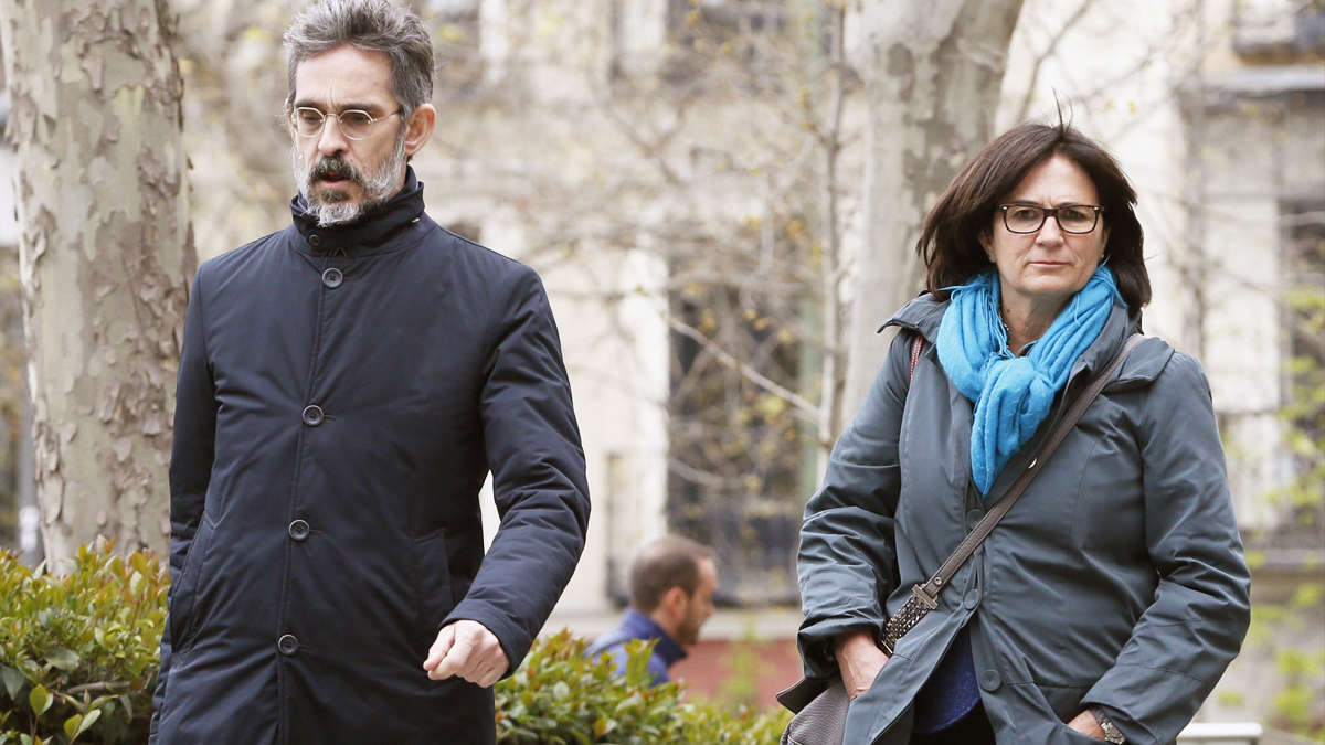 Marta Pujol junto a su abogado el día en que declaró ante el juez De la Mata. (Foto: EFE)