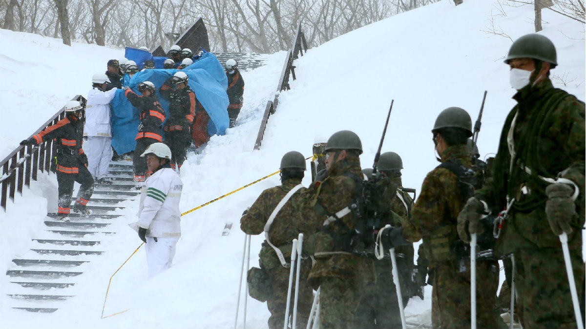 Militares llegan a la estación de Nasu (Japón) para trabajar en el rescate de los estudiantes. (AFP)