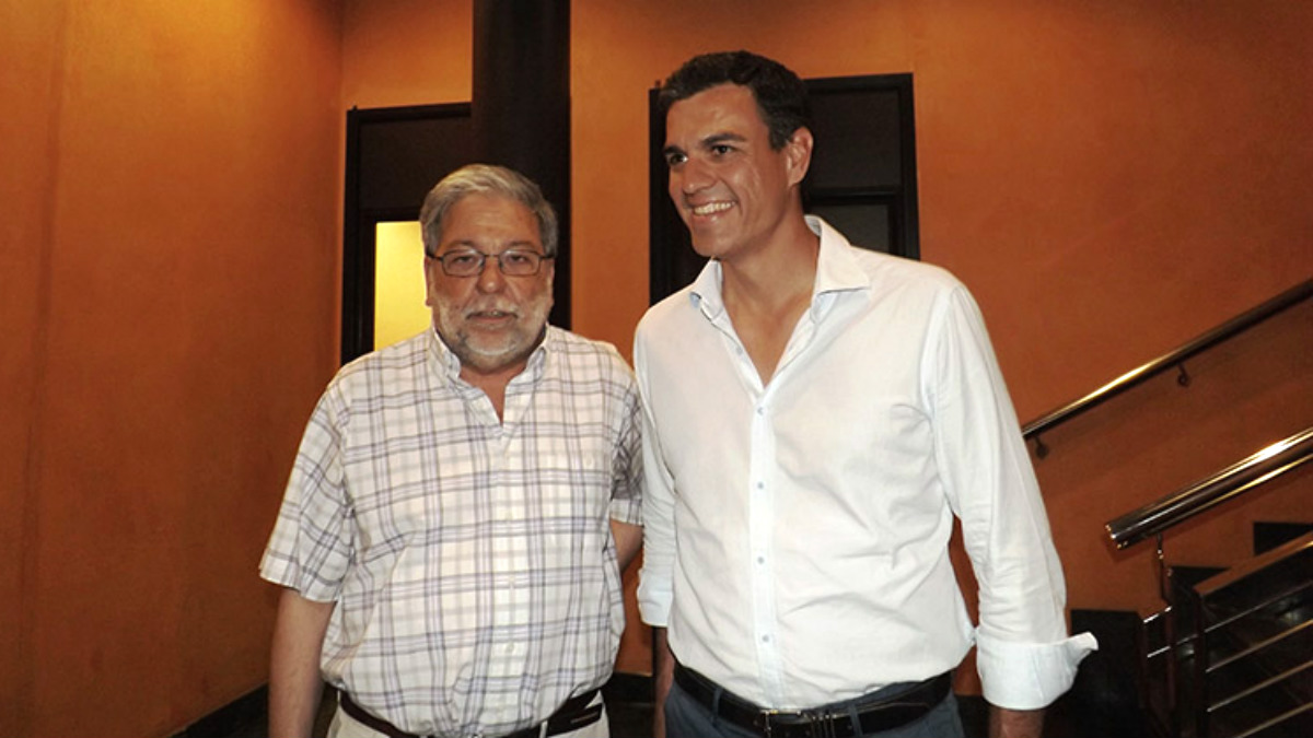 Francisco Toscano, alcalde socialista de Dos Hermanas, junto al ex secretario general del PSOE Pedro Sánchez.