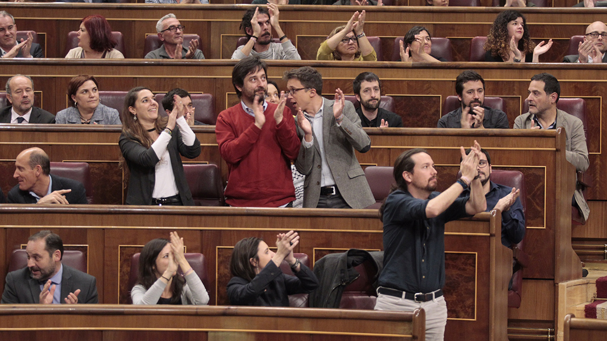 La bancada de Unidos Podemos aplaude el resultado de la votación. (Foto: Francisco Toledo / OKDIARIO)
